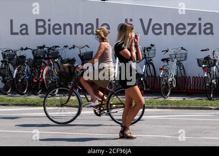 Palazzo del Cinema, Lido, Venezia, Italia. 4 Settembre 2020. Atmosfera intorno al 77° Festival Internazionale del Cinema di Venezia . Molti partecipanti indossano rivestimenti per il viso in tutto il locale, all'interno e all'esterno. L'uso delle maschere viene applicato con forza negli spazi interni. Foto per credito: Julie Edwards/Alamy Live News Foto Stock