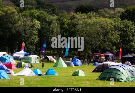 Campeggio a noi non sono un festival socialmente distanziato evento A Pippingford Park - campeggio con un'atmosfera da festival Foto Stock
