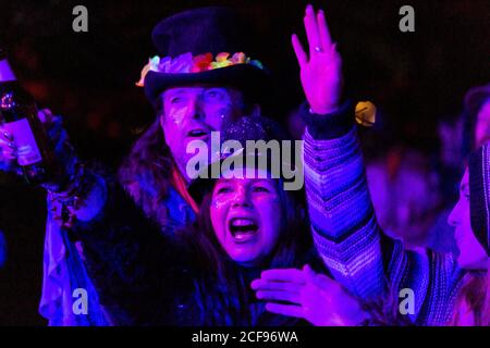 Coppia che ascolta musica dal vivo al We are Not a Festival Evento socialmente distanziato a Pippingford Park - campeggio con a. atmosfera da festival Foto Stock