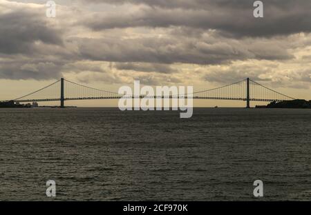 New York City, USA - 7 ottobre 2019: Il ponte Verrazzano-Narrows a New York. Il ponte sospeso a due piani collega Staten Island e Brookl Foto Stock