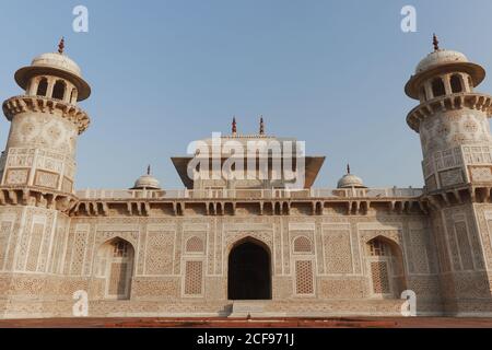 Foto a basso angolo della Tomba di Itmad-Ud-Daulah in India Foto Stock