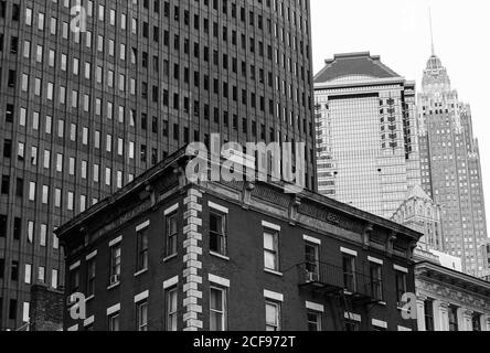 New York City, USA - 7 ottobre 2019: Edifici vecchi e moderni nel quartiere finanziario di Manhattan. Sullo sfondo si può vedere lo Stato Impero Foto Stock