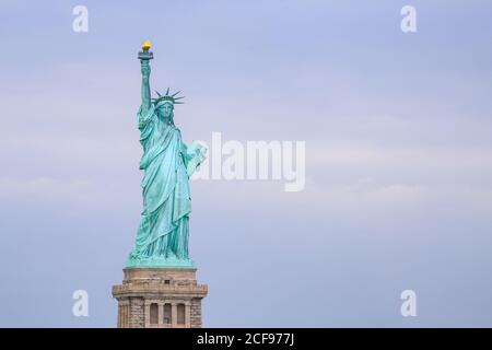 New York City, USA - 7 ottobre 2019: La Statua della libertà nel porto. Foto Stock