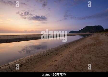 Scena di bel cielo prima dell'alba a Pranburi spiaggia, Prachuabkirikhan, Thailandia Foto Stock