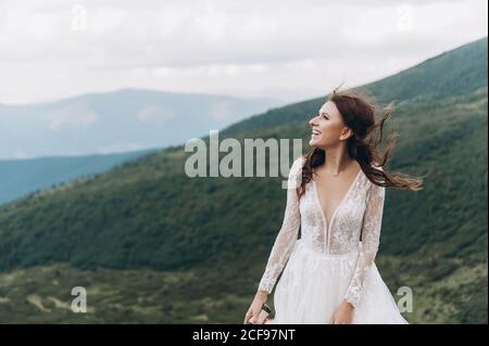 la sposa si prepara a lanciare il bouquet. Sposa in montagna. Foto Stock