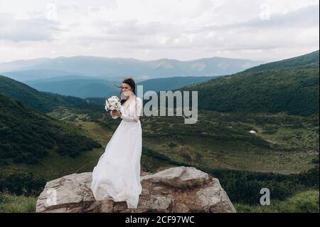 la sposa si prepara a lanciare il bouquet. Sposa in montagna. Foto Stock