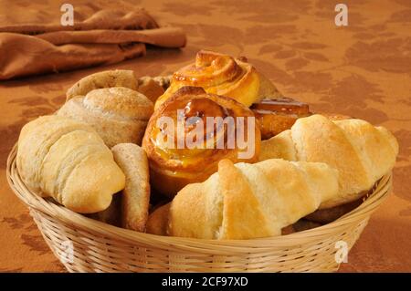 Un cestino di prodotti da forno assortiti per le feste Foto Stock