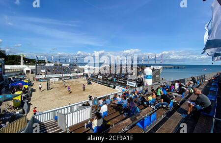 Timmendorfer Strand, Germania. 04 settembre 2020. Gli spettatori si siedono nell'arena durante i campionati tedeschi di Beach volley. A causa delle normative Corona, quest'anno sono ammessi solo 200 fan registrati al giorno nell'area cordonata. Negli anni precedenti, fino a 60000 appassionati di Beach volley sono venuti a Timmendorfer Strand durante i quattro giorni. I campionati per le squadre maschili e femminili, dotati di 60000 Euro, si svolgeranno dal 4 al 6 settembre a Timmendorfer Strand, vicino a Lübeck. Credit: Frank Molter/dpa/Alamy Live News Foto Stock