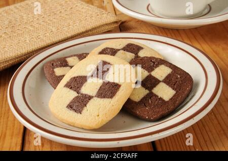 Un piatto di biscotti frollini con motivo a scacchiera Foto Stock