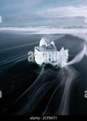 Enorme blocco di ghiaccio sulla costa in Diamond Beach Islanda Foto Stock