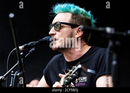 Bobby Shoebotham e band che suonano dal vivo a We Not Un festival socialmente distanziato evento a Pippingford Park - campeggio con un'atmosfera da festival Foto Stock