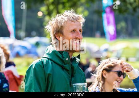 Ragazzo che si gode di musica dal vivo al We are Not a Festival Evento socialmente distanziato a Pippingford Park - campeggio con a. atmosfera da festival Foto Stock