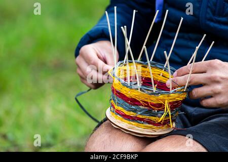 Laboratorio di tessitura del cesto a noi non sono un festival socialmente Evento a distanza a Pippingford Park - campeggio con un festival vibrazione Foto Stock