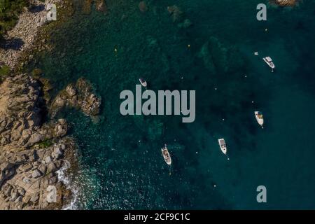 Vista aerea delle barche ormeggiate sulla Costa Brava vicino Palamos, Catalogna, Spagna Foto Stock