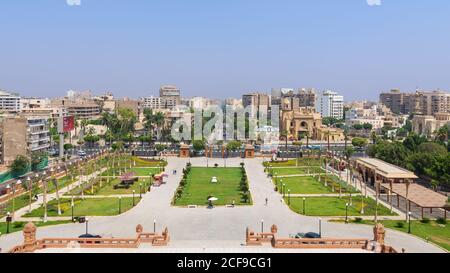 Cairo, Egitto - Luglio 30 2020: Vista del giardino del Palazzo Barone Empain con quartiere Heliopolis all'estremità lontana dal tetto del palazzo Foto Stock