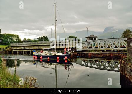 Uno yacht che attraversa i due ponti oscillanti a Banavie. Foto Stock