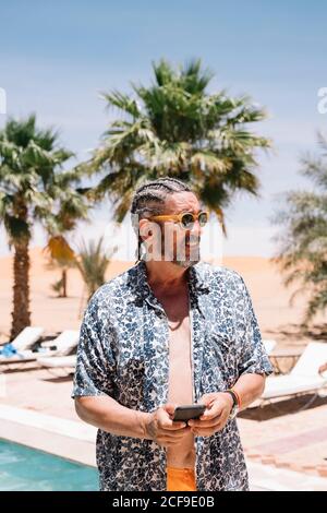 Anziano sopportato in resort Foto Stock