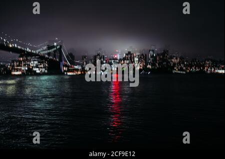 Doppia esposizione dello skyline di Manhattan, ponte di brooklyn dal parco dumbo nella città di New York, Stati Uniti Foto Stock