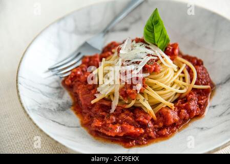 Tradizionale spaghetti alla bolognese serviti con salsa di pomodoro Foto Stock