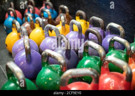 Kettlebells shabby su tappeto erboso in palestra Foto Stock