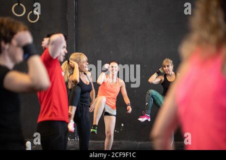 Persone che lavorano in palestra Foto Stock