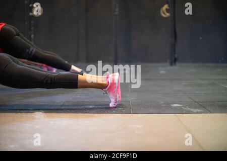 Adatta Donna facendo push-up Foto Stock
