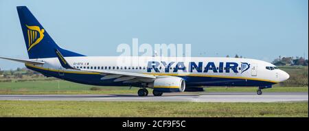 Aeroporto di Cork, Irlanda - 23 febbraio 2016: Aerei Ryanair che tassano sulla pista prima del decollo. Foto Stock