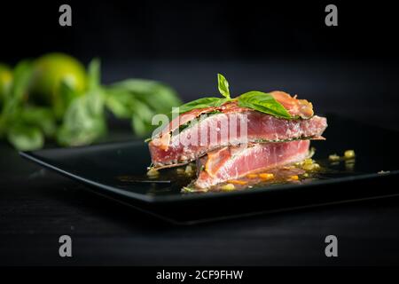 Tonno rosso con prosciutto di basilico e pizzo di pollo Foto Stock