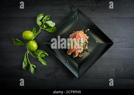 Tonno rosso con prosciutto di basilico e pizzo di pollo Foto Stock