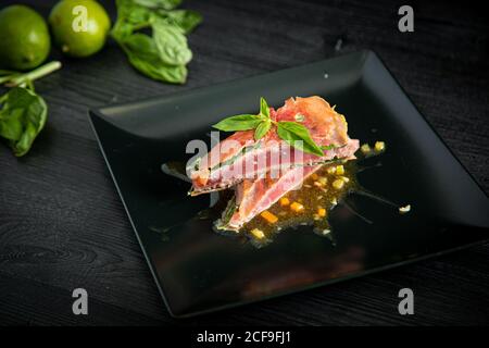 Tonno rosso con prosciutto di basilico e pizzo di pollo Foto Stock