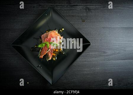 Tonno rosso con prosciutto di basilico e pizzo di pollo Foto Stock