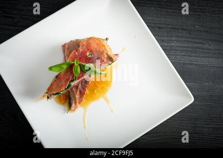 Tonno rosso con prosciutto di basilico e pizzo di pollo Foto Stock