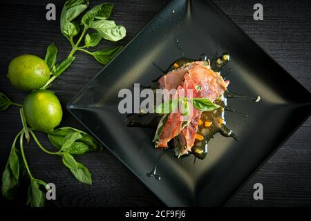 Tonno rosso con prosciutto di basilico e pizzo di pollo Foto Stock