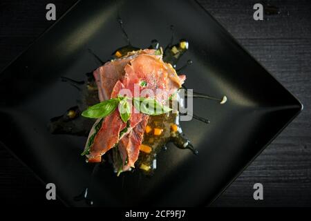 Tonno rosso con prosciutto di basilico e pizzo di pollo Foto Stock