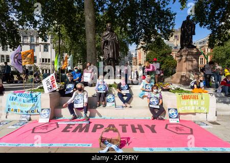 I buddisti meditano durante una manifestazione di rivolta di estinzione, Piazza del Parlamento, Londra, 2 settembre 2020 Foto Stock