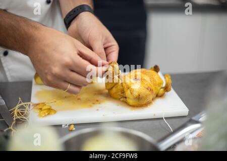 durante la preparazione, cuocere le cosce di quaglia cruda marinata piatti deliziosi nella cucina del ristorante Foto Stock