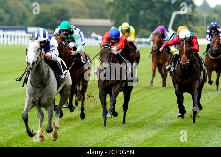 Dark Shift guidato dal fantino Kieran Shoemark (a sinistra) sulla loro strada per vincere i St John Ambulance Volunteers (Berkshire) British EBF Novice Auction Stakes (Plus 10) (Div 1) all'ippodromo di Ascot. Foto Stock