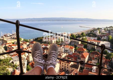 Tetti di Omis, Croazia, con il mare sullo sfondo Foto Stock