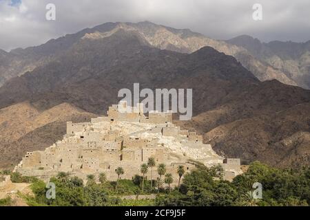 Incredibile paesaggio di remoto antico villaggio di marmo in al Bahah Individuazione contro il cielo nuvoloso in estate giorno nuvoloso in Saudita Arabia Foto Stock