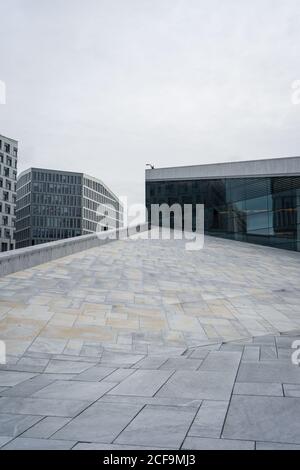 Moderni edifici d'affari e parte del tetto dell'Opera House A Oslo Foto Stock