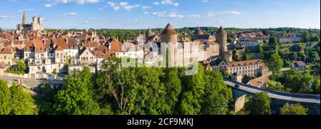 Francia, Cote d'Or, Semur en Auxois, città medievale con il castello fortificato e il Pont Joly (vista aerea) // Francia, Côte-d'Or (21), Semur-en-Auxois Foto Stock