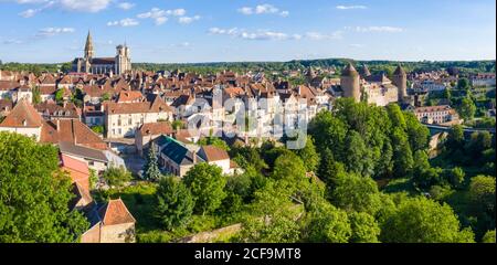 Francia, Cote d'Or, Semur en Auxois, vista generale della città medievale con la chiesa di Notre Dame e il castello fortificato (vista aerea) // Francia, Côte Foto Stock