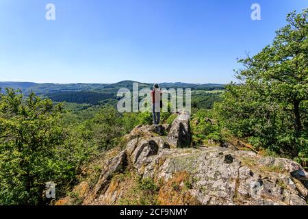 Francia, Yonne, Parco Naturale Regionale di Morvan, Quarre les Tombes, Rocher de la Perouse nella Foresta Duc // Francia, Yonne (89), Parc naturel régional Foto Stock