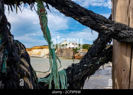 Seaford UK 04 settembre 2020 - una calda giornata di sole con un mix di nuvole a Cuckmere Haven vicino a Seaford sulla costa del Sussex oggi con i famosi cottage di guardia costiera arroccati sulle scogliere che stanno gradualmente erodendo via . : Credit Simon Dack / Alamy Live News Foto Stock