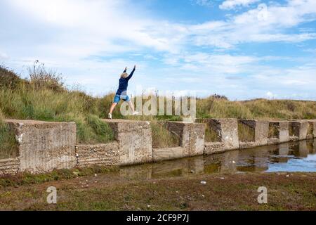 Seaford UK 04 settembre 2020 - i camminatori godono di un clima caldo e soleggiato con un mix di nuvole a Cuckmere Haven vicino a Seaford sulla costa del Sussex oggi . : Credit Simon Dack / Alamy Live News Foto Stock