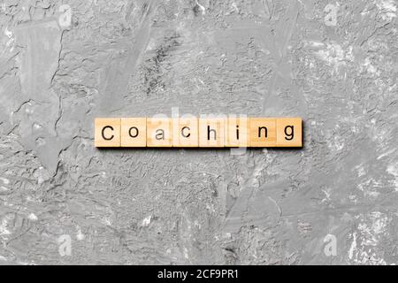 COACHING parola scritta sul blocco di legno. Testo di coaching su tavola, concetto. Foto Stock