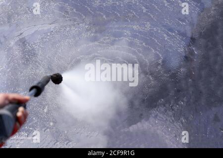 Lavare il vetro con acqua ad alta pressione. Foto Stock