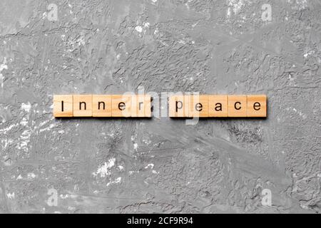 La pace interiore parola scritta sul blocco di legno. la pace interiore del testo in tabella, concetto. Foto Stock