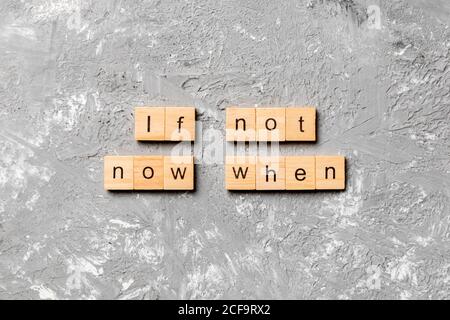 Se non ora quando parola scritta su blocco di legno. Se non ora quando il testo sulla tabella di cemento per la vostra desing, concetto di vista superiore. Foto Stock