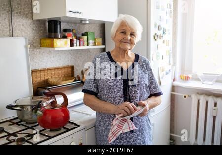 Donna anziana in cucina Foto Stock